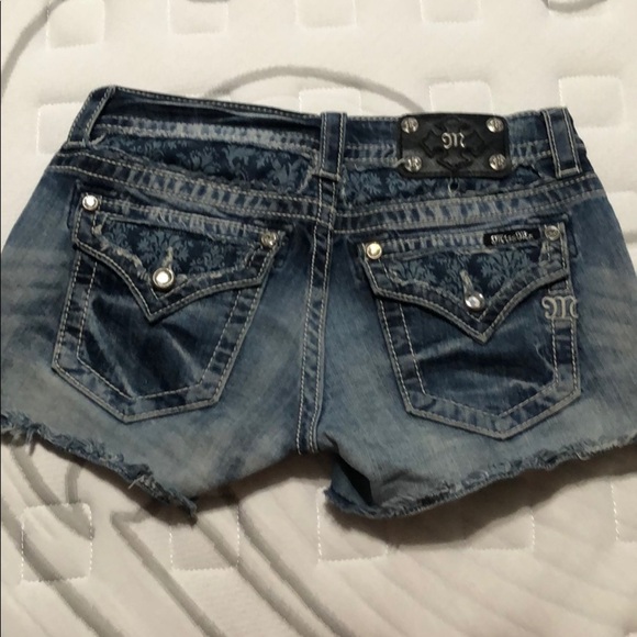 Miss Me stretchy Shorts - Picture 3 of 5